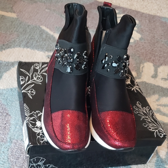 Sneakers - Picture 2 of 4